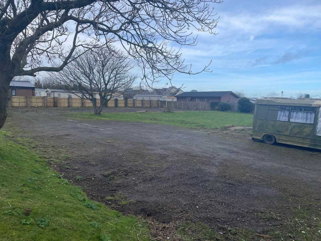 Lot: 12 - SUBSTANTIAL FREEHOLD PROPERTY ON 0.8 ACRES - RE-DEVELOPMENT POTENTIAL WITH SEA VIEWS - External photo 3